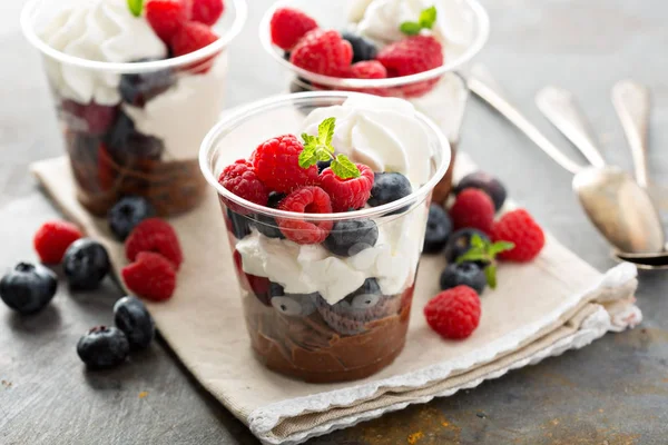 Mousse de chocolate sobremesa com bagas frescas — Fotografia de Stock