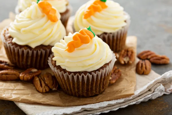 Carrot cupcakes with cream cheese frosting — Stock Photo, Image