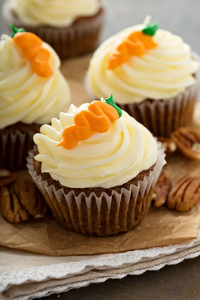 Carrot cupcakes with cream cheese frosting — Stock Photo, Image