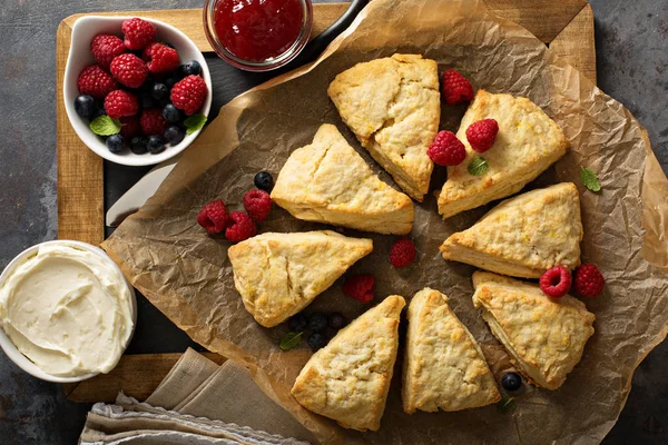 Freshly baked homemade scones with cream cheese — Stock Photo, Image