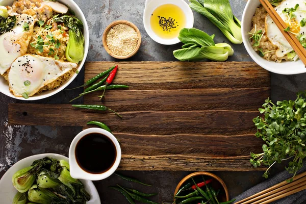 Conceito de comida asiática com arroz frito, baby bok choy — Fotografia de Stock