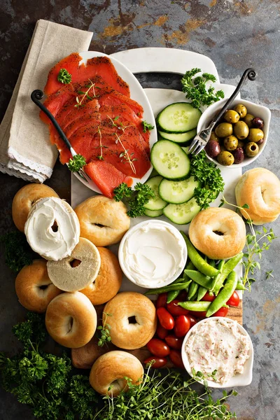 Śniadanie duży półmisek z Bajgle, wędzonym łososiem i warzywami — Zdjęcie stockowe