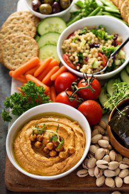 Humus ve sebze tabağı tahıl salata ile