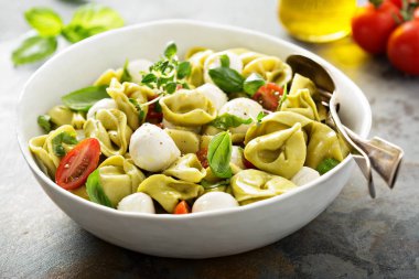 Ispanak ricotta tortellini İtalyan makarna salatası