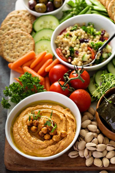 Hummus i warzywa talerz sałatkowy ziarna — Zdjęcie stockowe