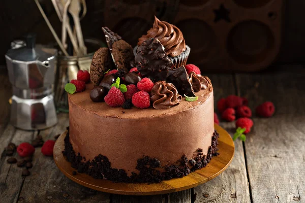 Bolo de chocolate com cobertura de ganache e framboesa — Fotografia de Stock