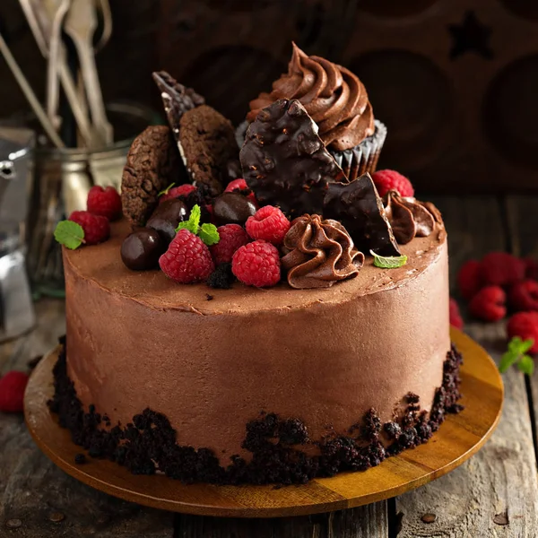 Bolo de chocolate com cobertura de ganache e framboesa — Fotografia de Stock