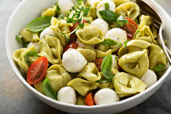 Italiaanse pastasalade met spinazie-ricotta tortellini — Stockfoto