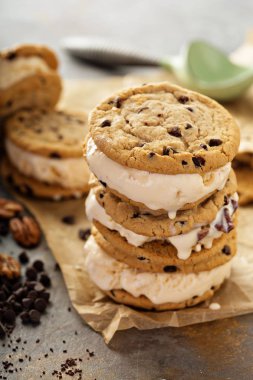 Dondurma sandviç ile çikolatalı kurabiye