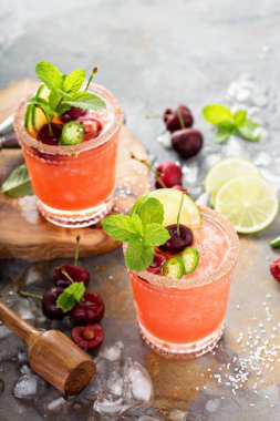 Canlandırıcı yaz ile kiraz kokteyl