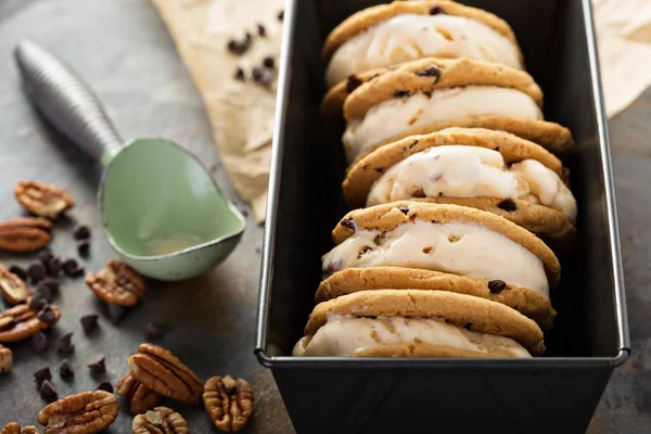 Ice cream szendvics, csokoládé chip cookie-k — Stock Fotó