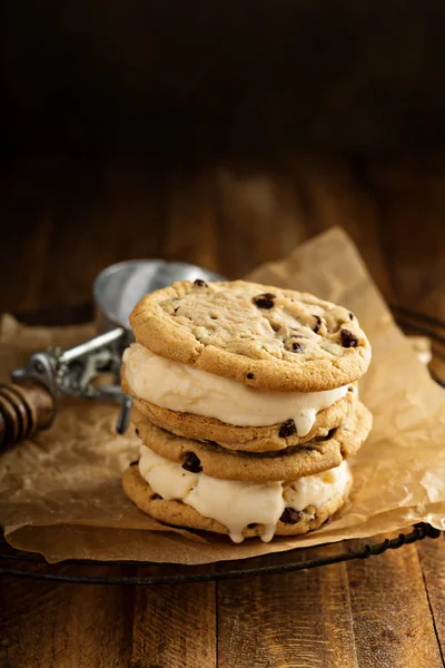Ice cream szendvics, csokoládé chip cookie-k — Stock Fotó