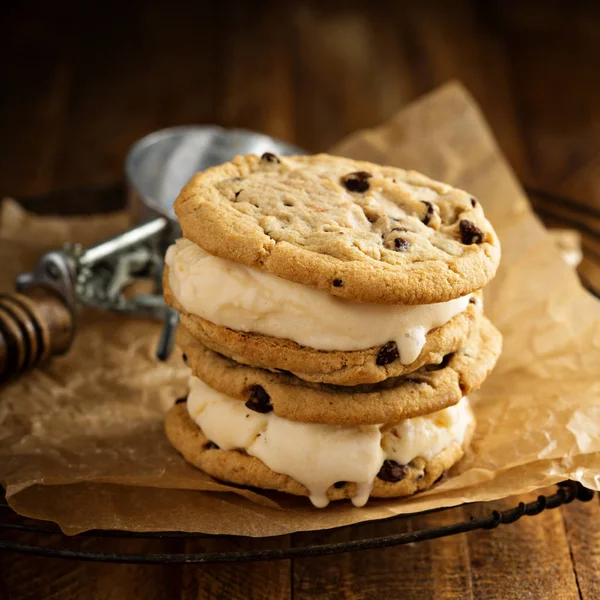 Sandwiches de helado con galletas de chocolate — Foto de Stock