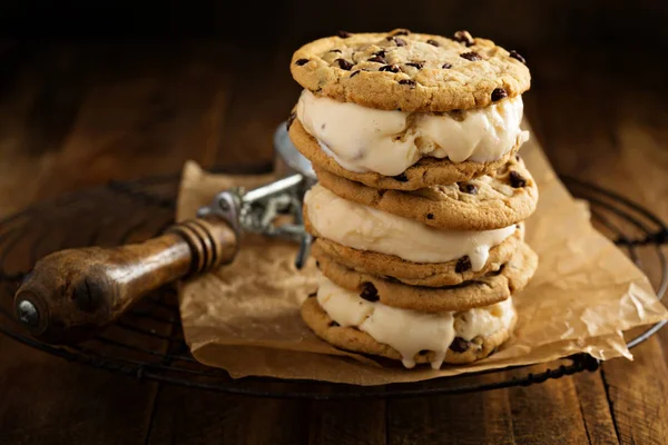 Sandwiches de helado con galletas de chocolate — Foto de Stock
