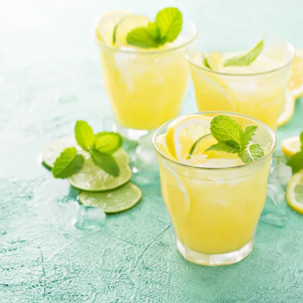 Uppfriskande citrus cocktail med citron — Stockfoto