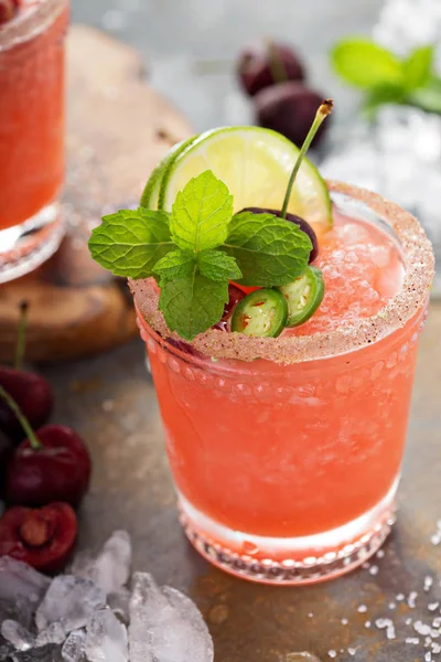 Cocktail d'été rafraîchissant à la cerise — Photo