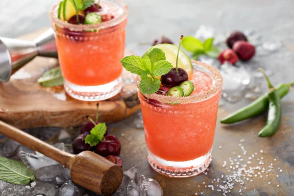 Refrescante cóctel de verano con cereza —  Fotos de Stock