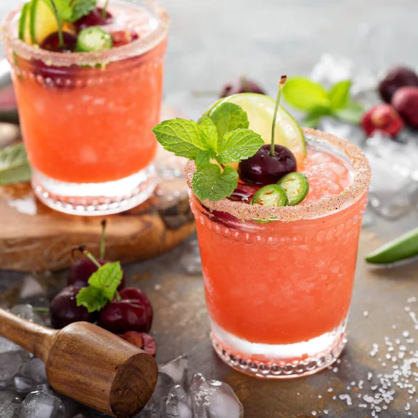 Refrescante cóctel de verano con cereza —  Fotos de Stock