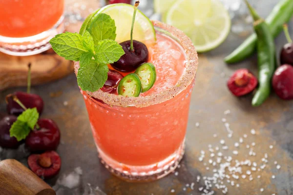 Verfrissende zomer cocktail met kersen — Stockfoto