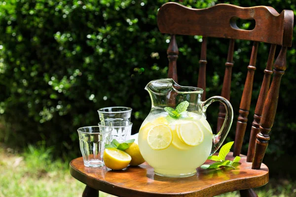 Traditionele limonade in een kruik — Stockfoto