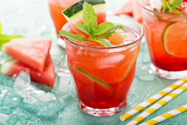 canlandırıcı yaz içeceği ile karpuz