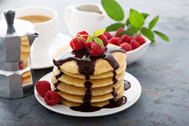 Çikolata ile kabarık ayran krep yığını