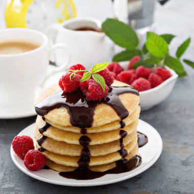 Çikolata ile kabarık ayran krep yığını