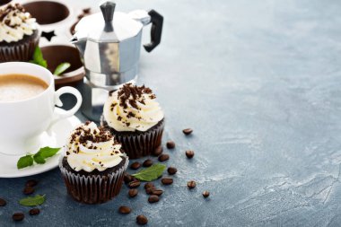 Vanilyalı krema ile çikolata Cupcakes