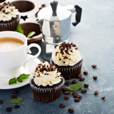 Vanilyalı krema ile çikolata Cupcakes