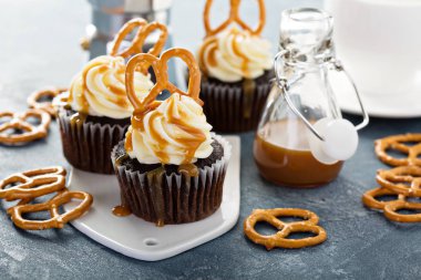 Çubuk kraker ile tuzlu karamel cupcakes