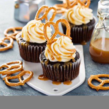 Çubuk kraker ile tuzlu karamel cupcakes