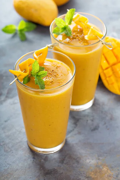 Mango smoothie in tall glasses — Stock Photo, Image