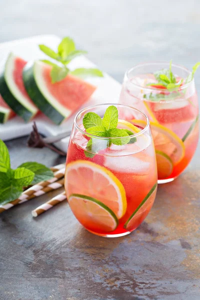 Cocktail rinfrescanti estivi con anguria — Foto Stock
