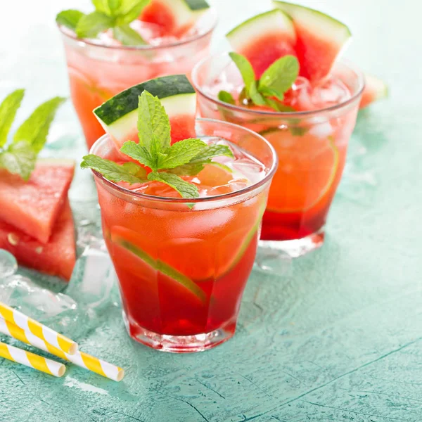 Erfrischendes Sommergetränk mit Wassermelone — Stockfoto