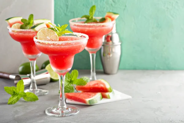 Refrescantes margaritas de sandía de verano con lima —  Fotos de Stock