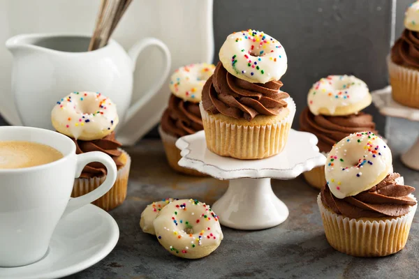 ドーナツと飾られるコーヒーとクリームのカップケーキ — ストック写真