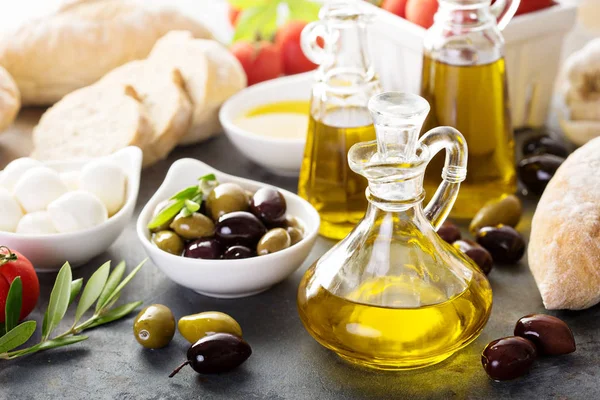 Cocina mediterránea con aceite de oliva, queso y pan —  Fotos de Stock