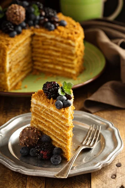 Honey layered cake with berries — Stock Photo, Image