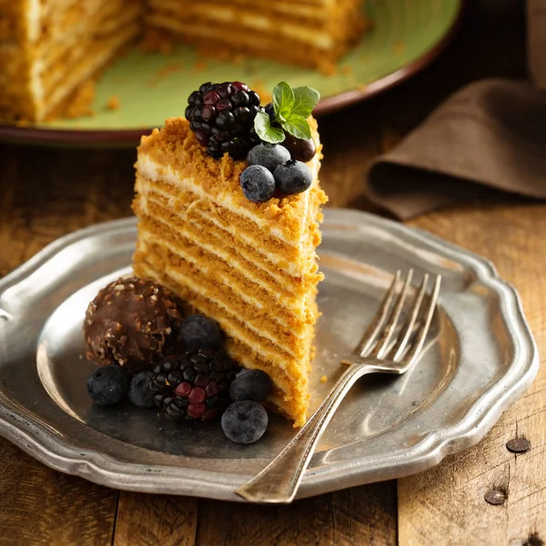 Honig geschichteter Kuchen mit Beeren — Stockfoto