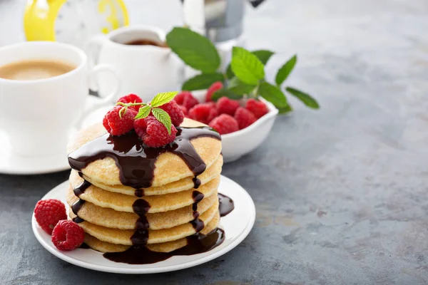 Çikolata ile kabarık ayran krep yığını