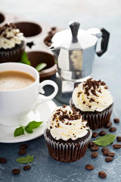 Csokoládé Cupcakes a vanília cukormáz — Stock Fotó