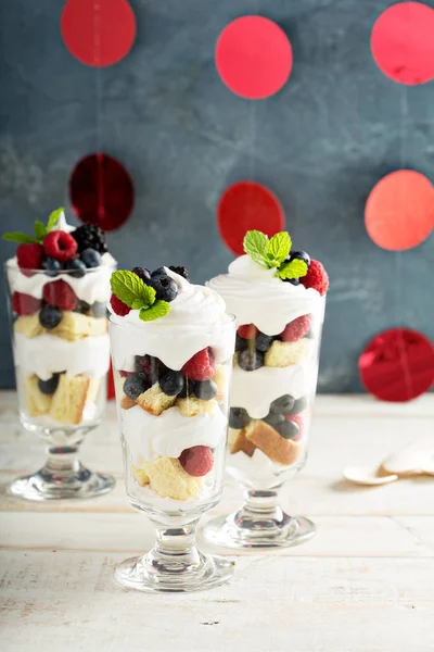 Parfait di dessert a strati con pane dolce e bacche — Foto Stock