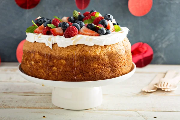 Pastel de comida de ángel con crema batida y bayas —  Fotos de Stock