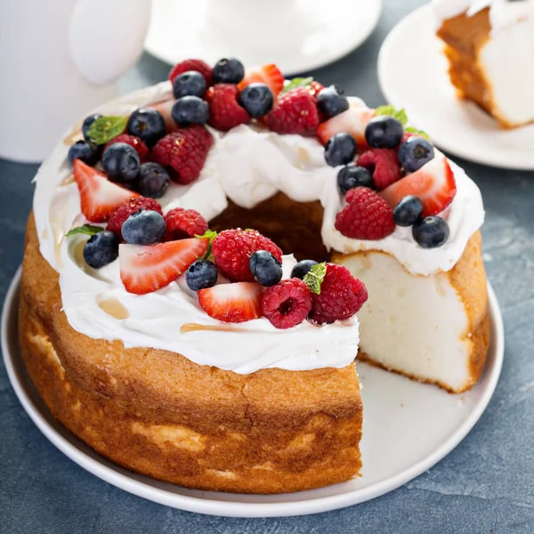 천사의 음식 케이크 딸기와 휘 핑된 크림 — 스톡 사진