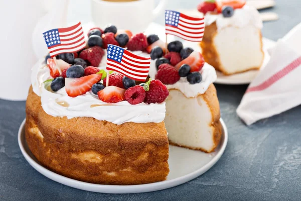 Bolo de comida Angel com chantilly e bagas — Fotografia de Stock