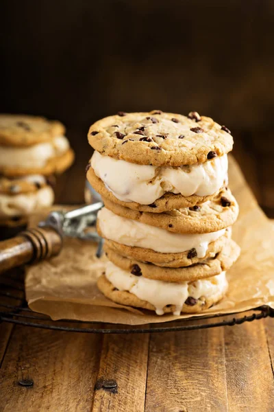 Ijs sandwiches met chocolade chip cookies — Stockfoto