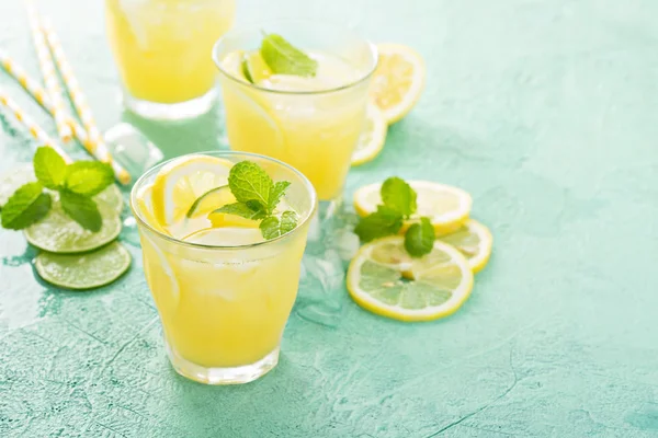 Освежающий цитрусовый коктейль с лимоном — стоковое фото