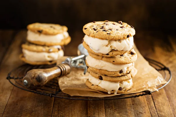 Ice cream szendvics, csokoládé chip cookie-k — Stock Fotó
