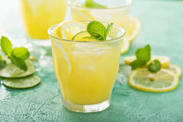 A citrom frissítő citrus koktél — Stock Fotó