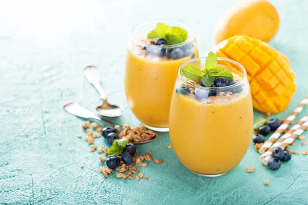 Mango smoothie in glasses — Stock Photo, Image